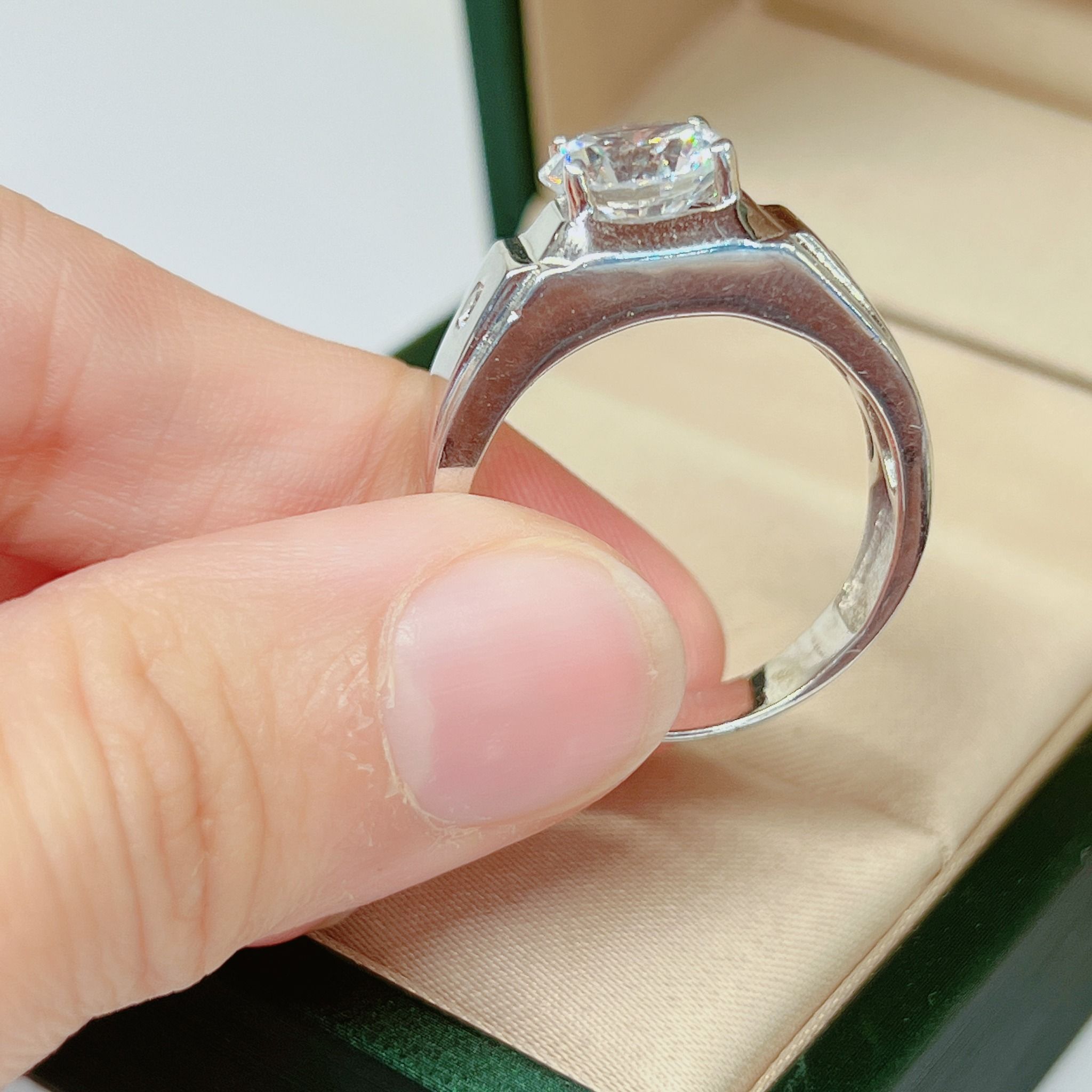  RMX061 9mm Nhẫn nam trơn 1 hạt đá 