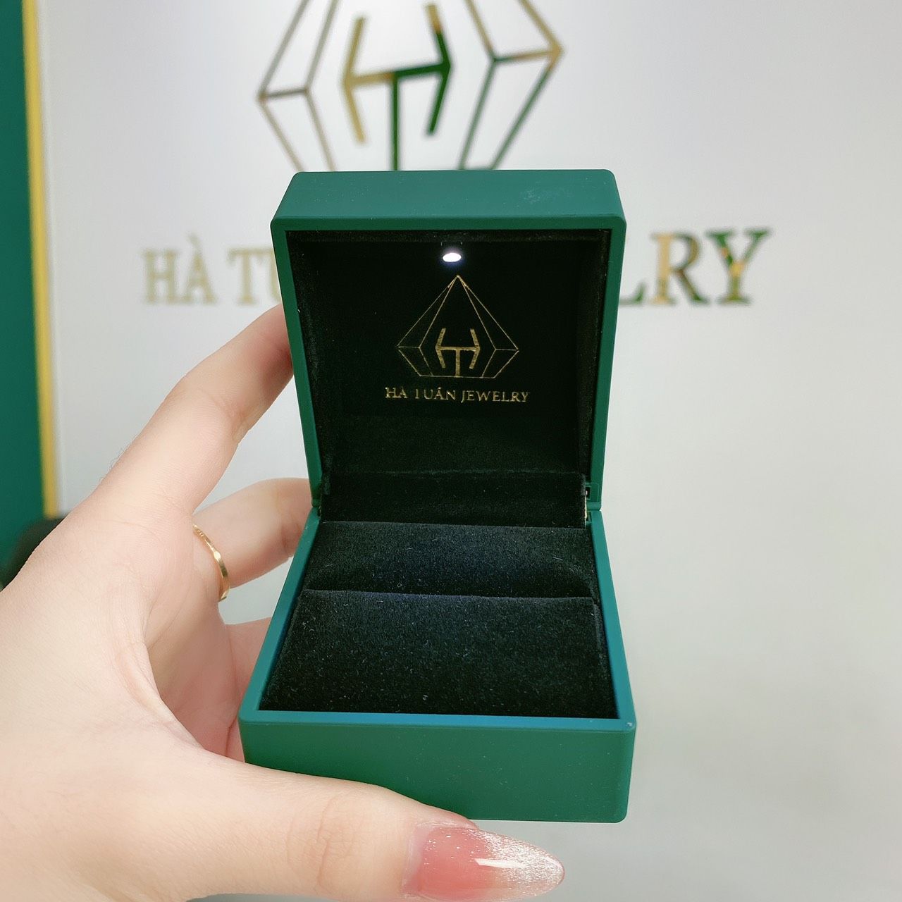  PK010 HỘP NHẪN ĐÈN NHỰA MÀU XANH 