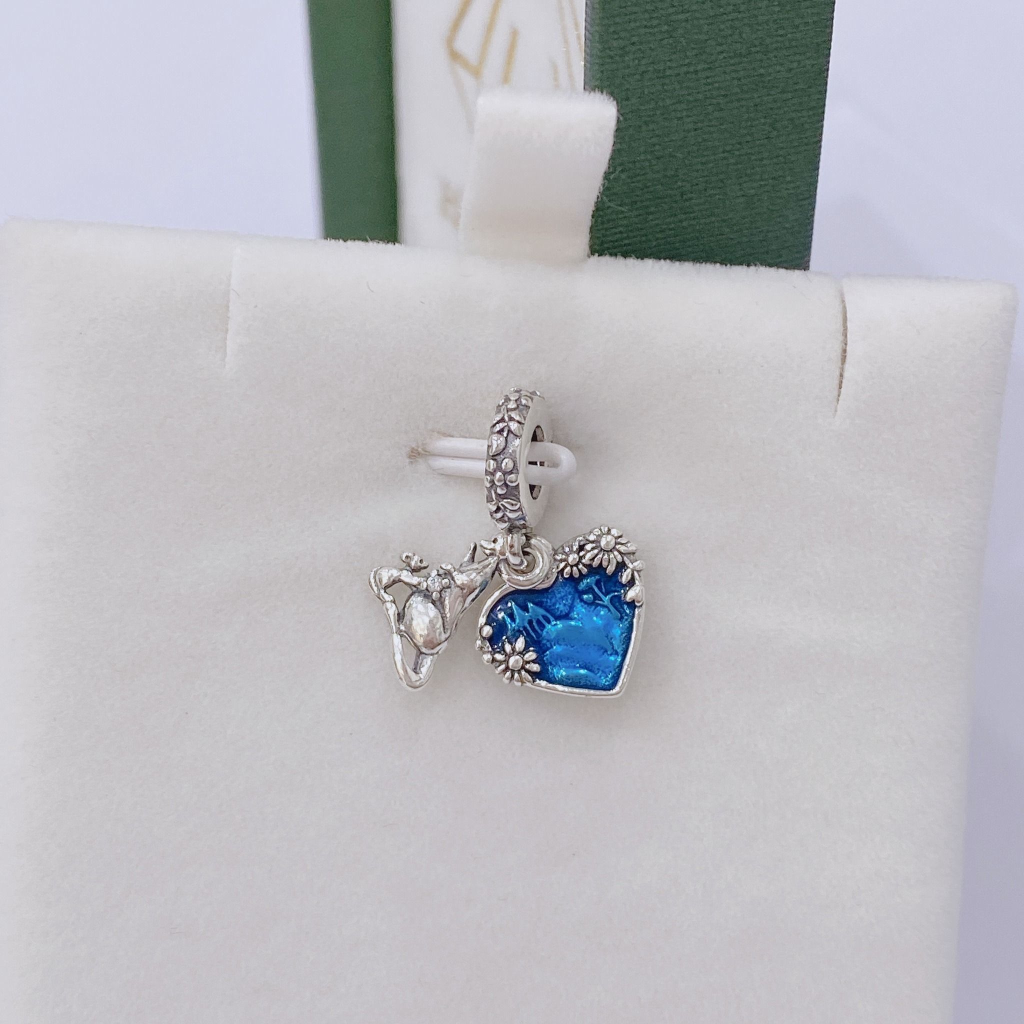  C437 Charm tim xanh chuột túi 