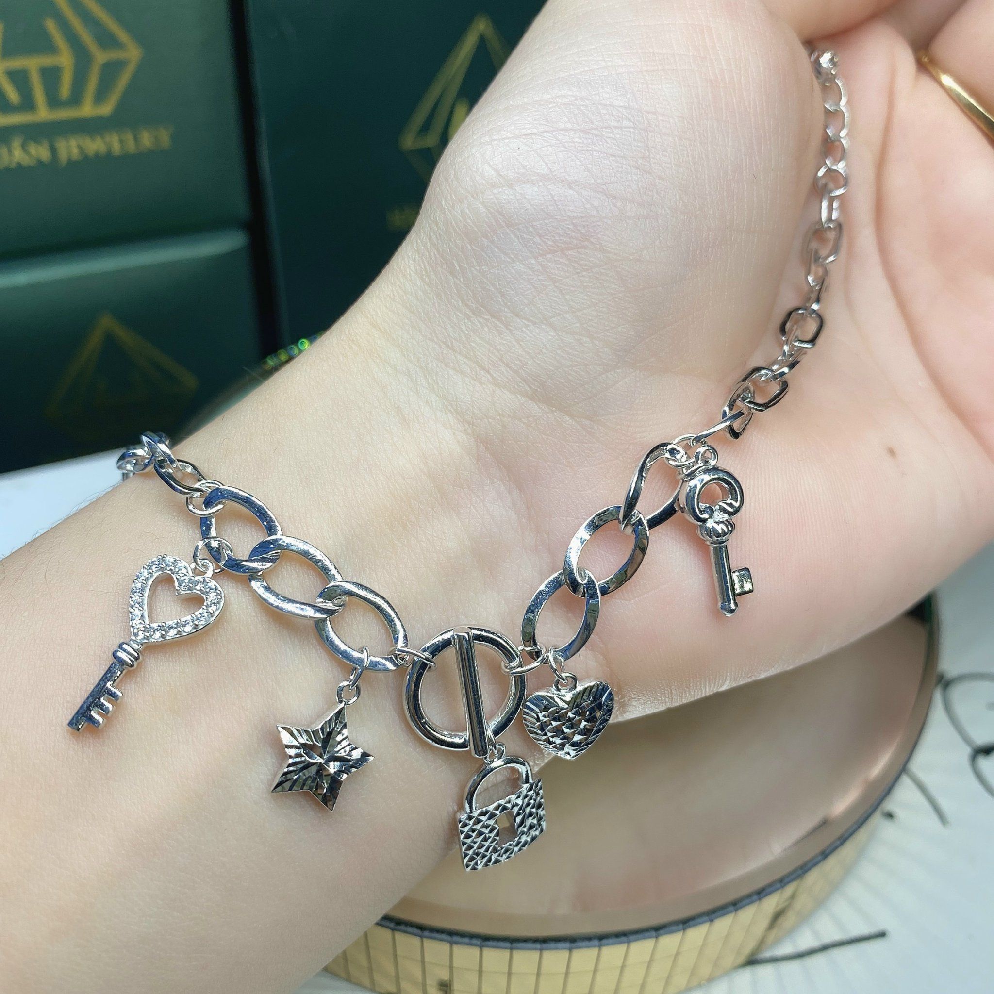  B793 Lắc 5 charm khoá tim sao 
