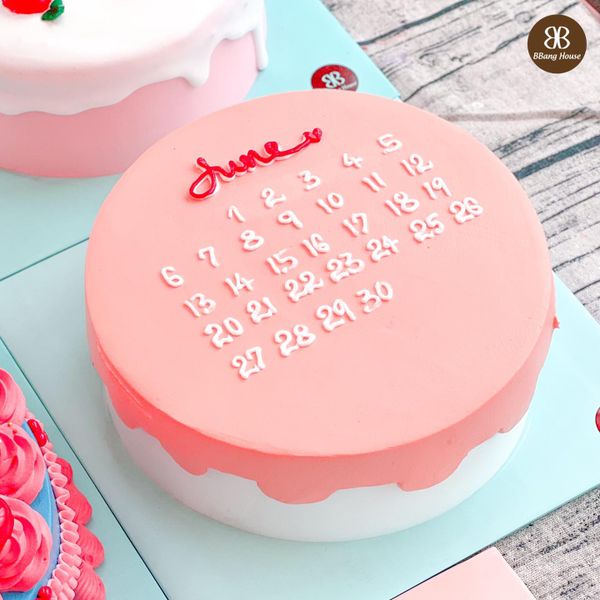 BÁNH KEM HÌNH LỊCH MÀU HỒNG