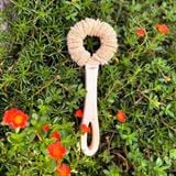 Cây cọ rửa đa năng xơ mướp Vi Lâm cán gỗ (28cm) 