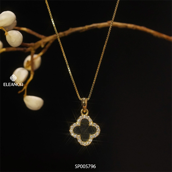Collar Trébol de Cuatro Hojas: Atrae la Suerte y el Estilo - Collar Trebol 4 Hojas Negro+CAJAREGAL SP