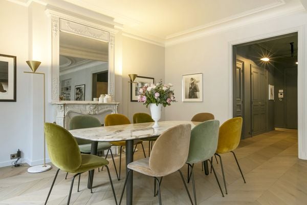 Ghế Gubi - chân đen