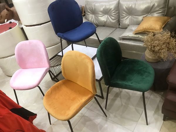 Ghế Gubi - chân đen