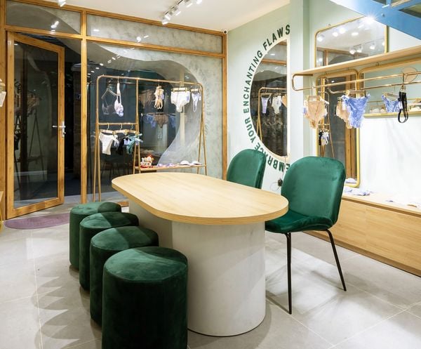 Ghế Gubi - chân đen