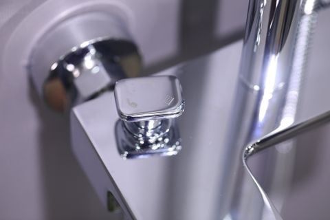 Sen cây tắm đứng nóng lạnh hàn quốc-2004