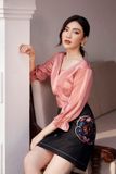  Áo croptop tay bèo kẻ dọc hồng 