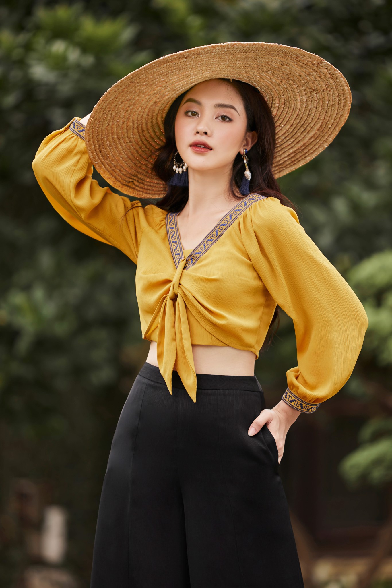 Áo croptop thêu viền thổ cẩm vàng