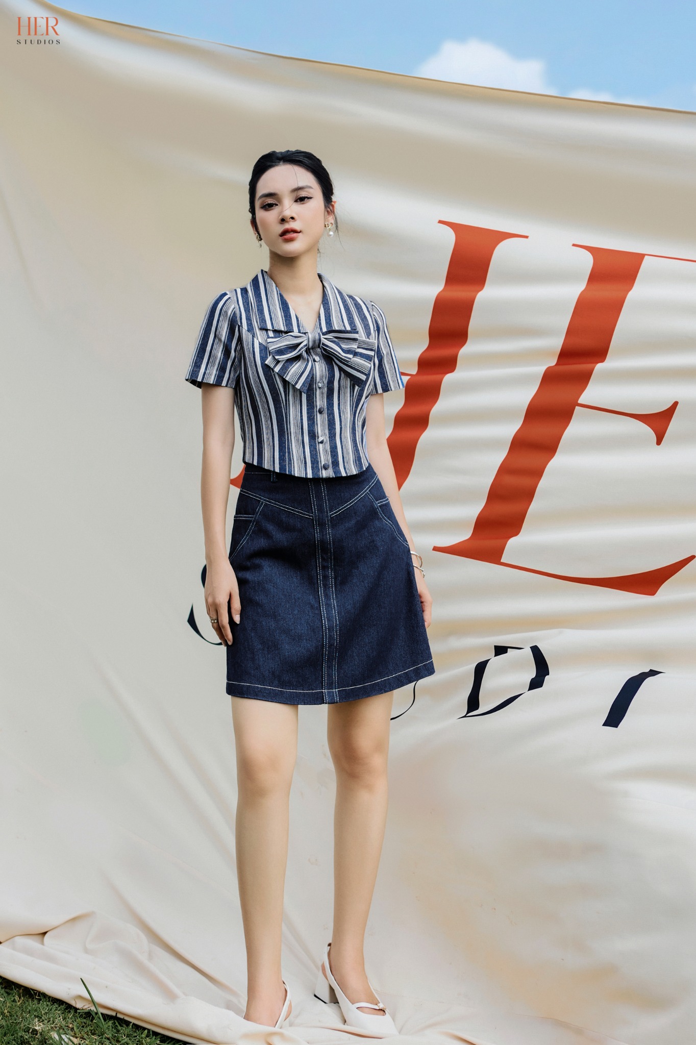 Chân váy denim trần chỉ xanh