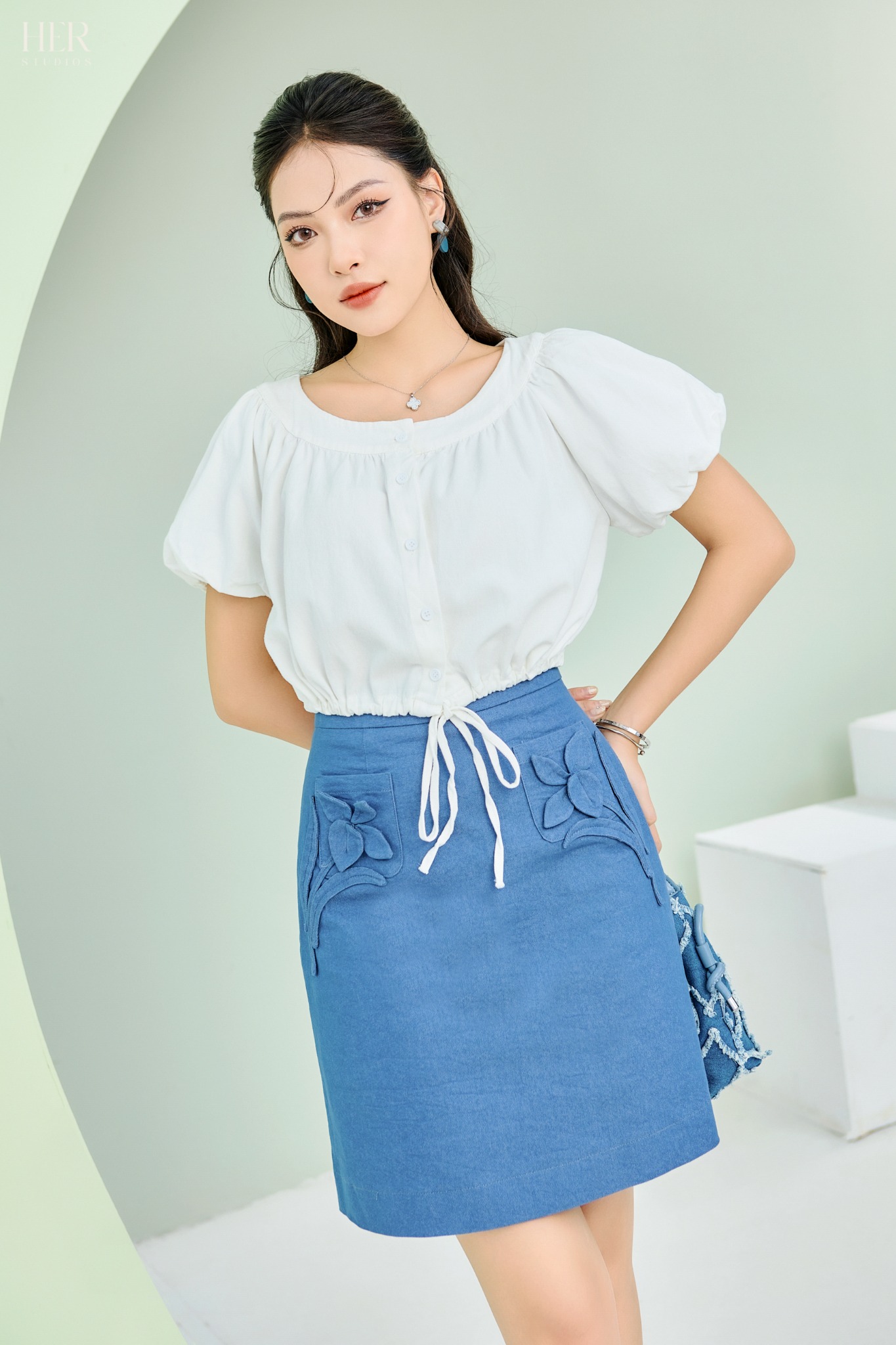 Áo croptop cổ thuyền rút eo trắng