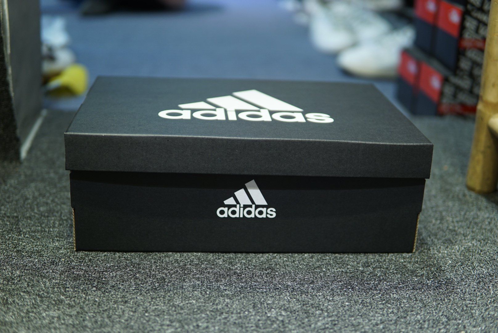 Gi y b ng Adidas predator 18.3 TF h ng khuy n m i 30 trong