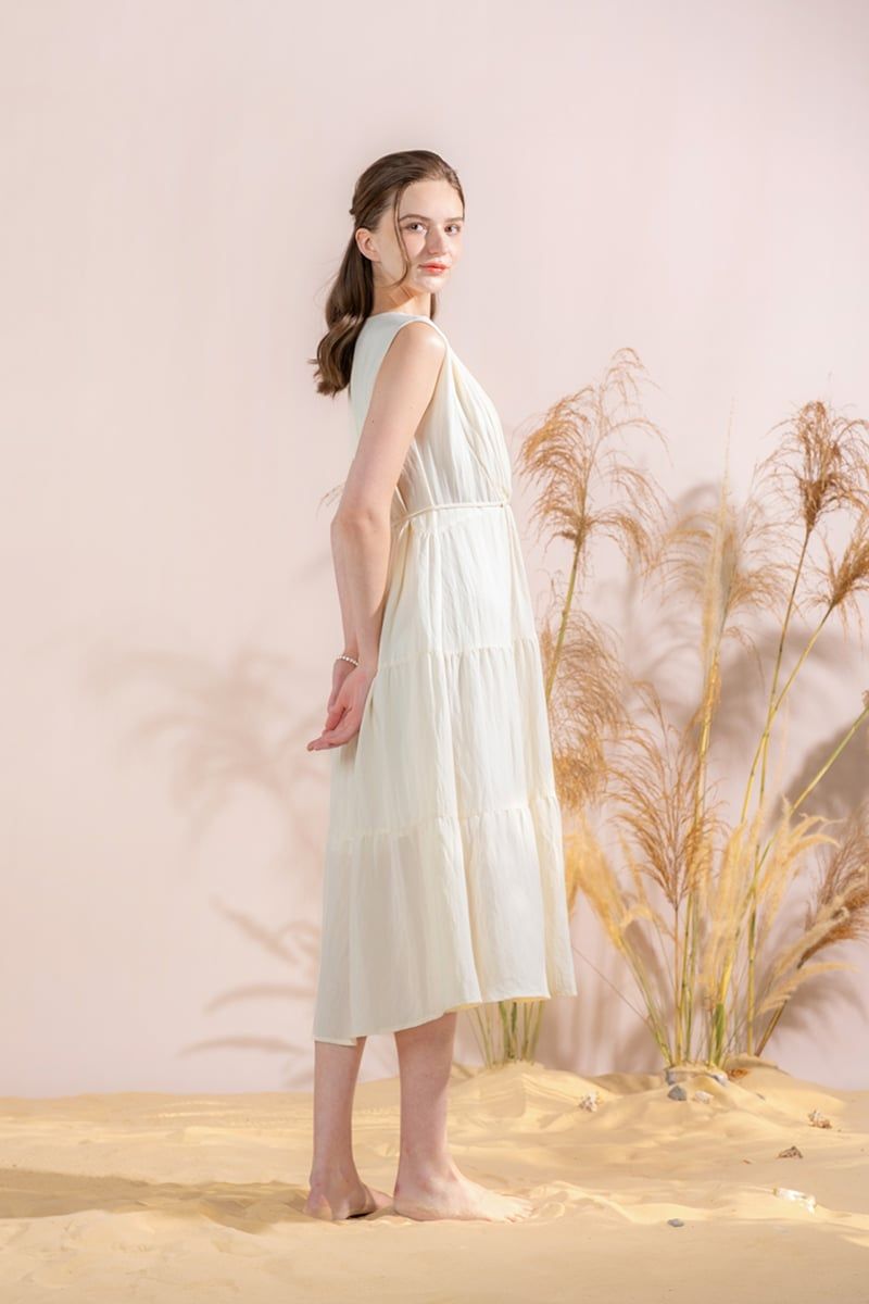  Đầm Cổ V Dáng Xòe FWDR24SS12G 