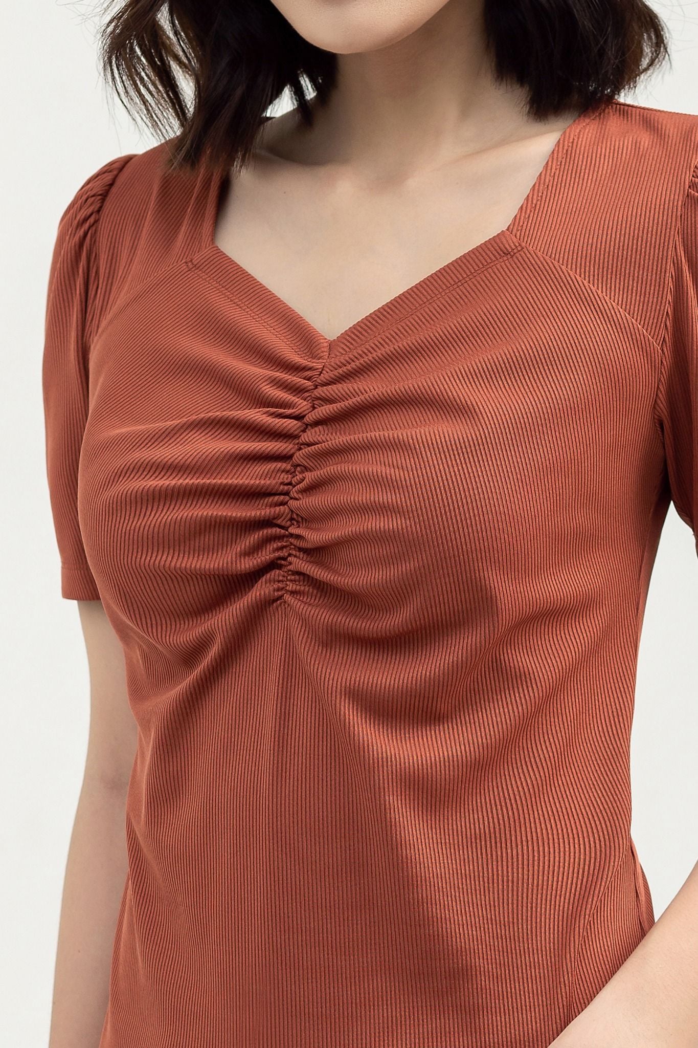  Áo thun tay ngắn cổ tim nhún ngực FWTS22SS04L 