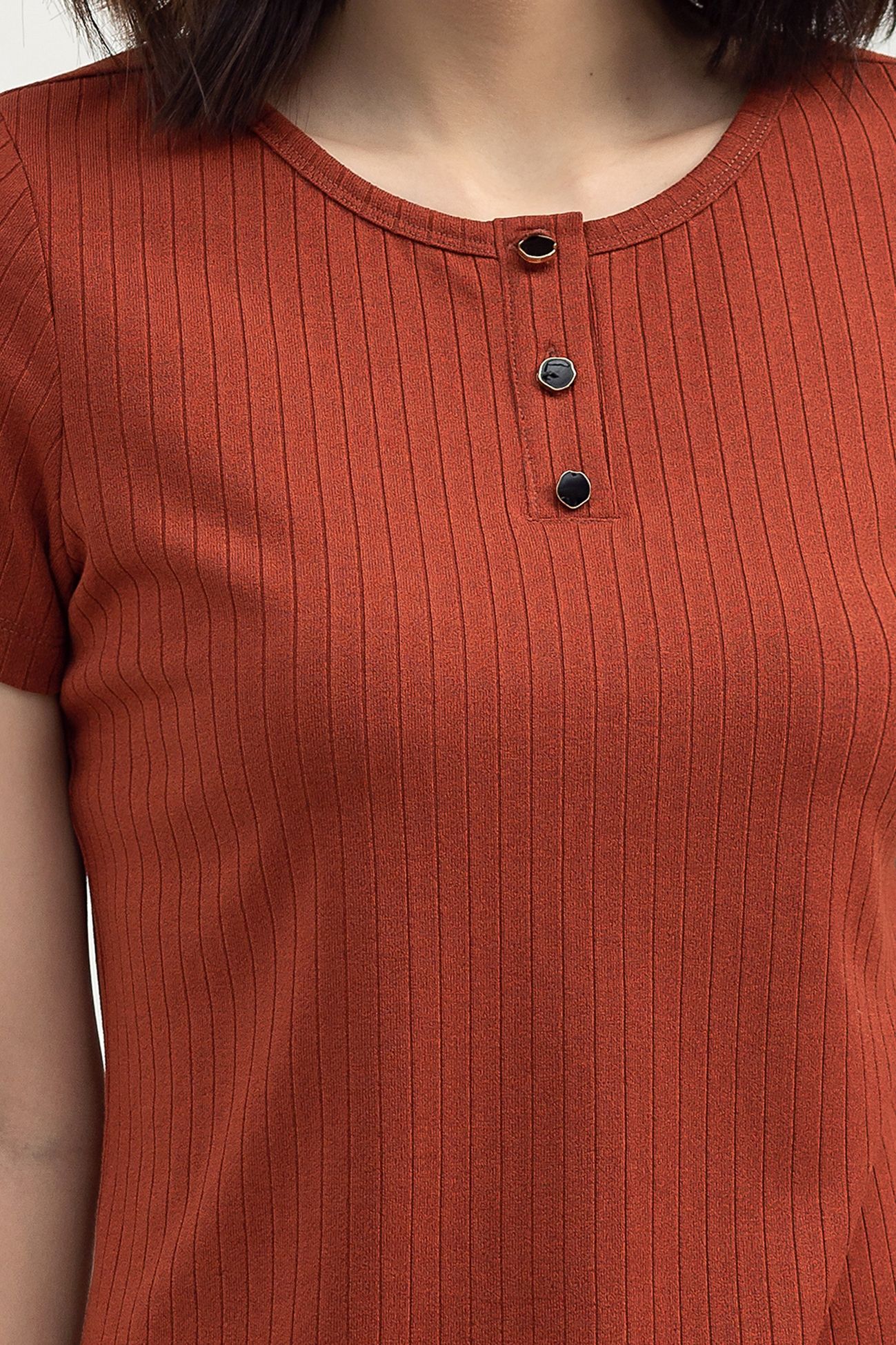  Áo thun nữ cổ tròn phối nút FWTS22SS05L 