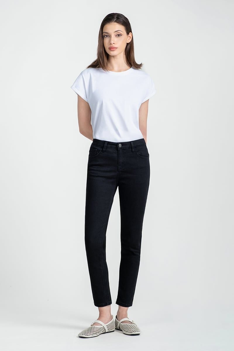  Áo Thun Trắng Cổ Tròn Xẻ Tà FWTS25SS15C 