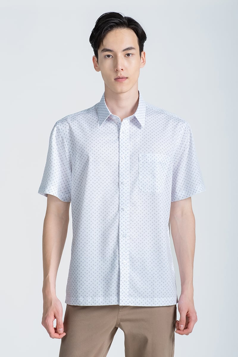 Stol ostidagi yubka ostidagi fotosurat Yalangoch qishloq suvli