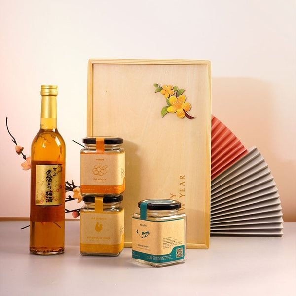 Hộp quà tết rượu mơ vảy vàng