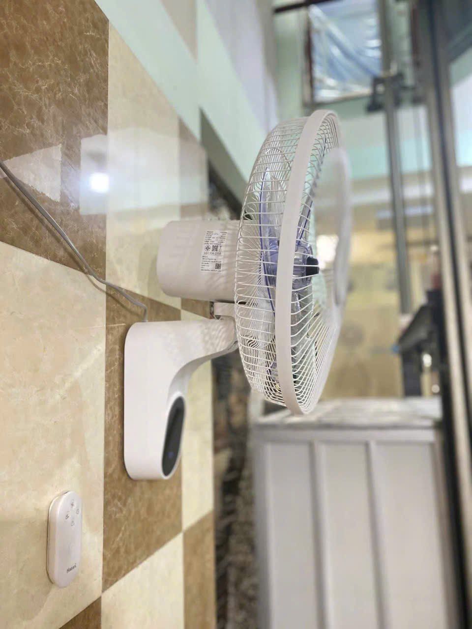 Quạt Thái Lan treo tường Hatari W16R1 / W18R1 - Remote