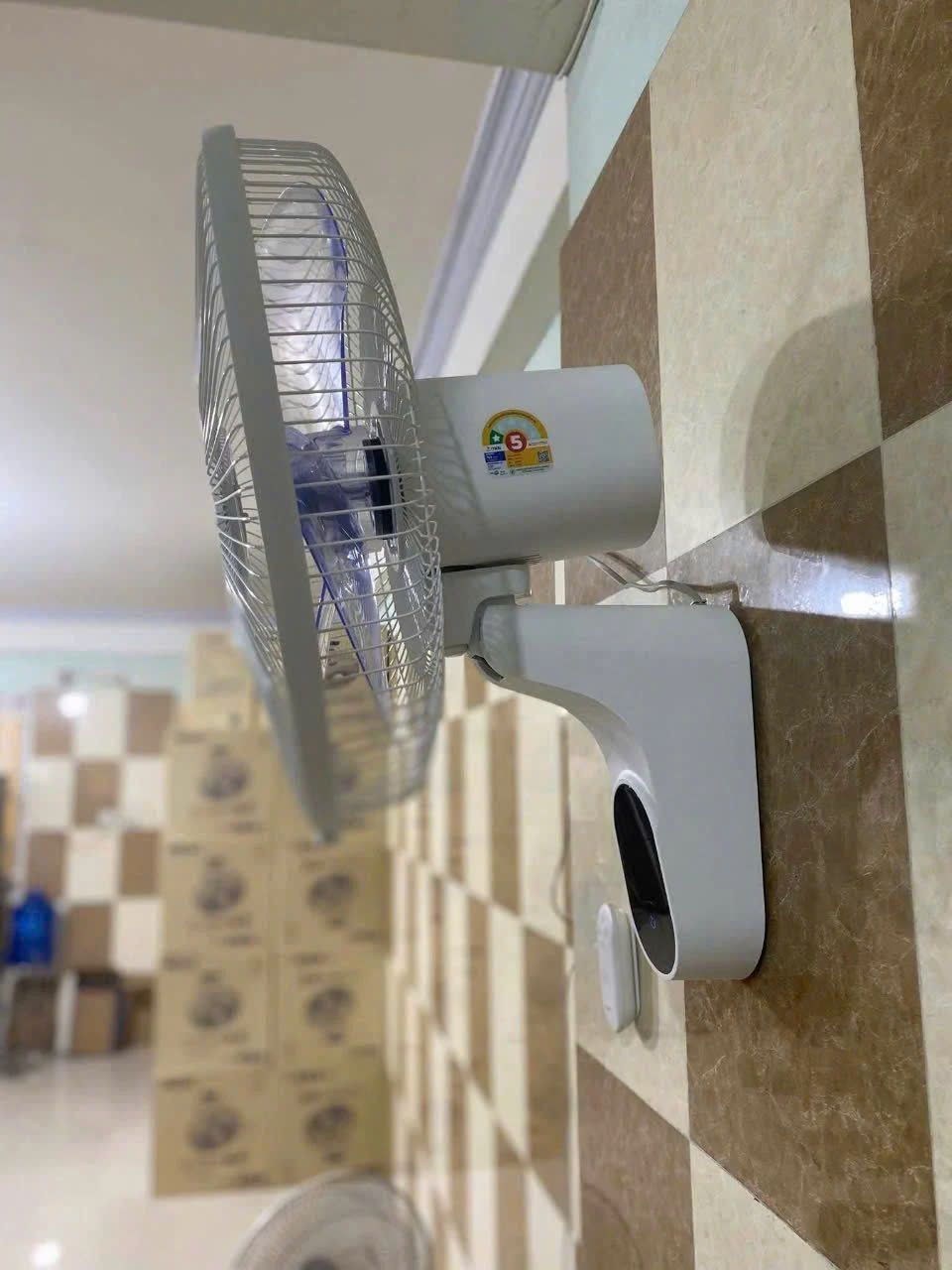 Quạt Thái Lan treo tường Hatari W18R1 64w 18" - Remote