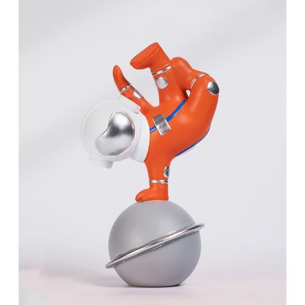  Tượng phi hành gia chống 1 tay, nhựa composite, 11*8*18CM 