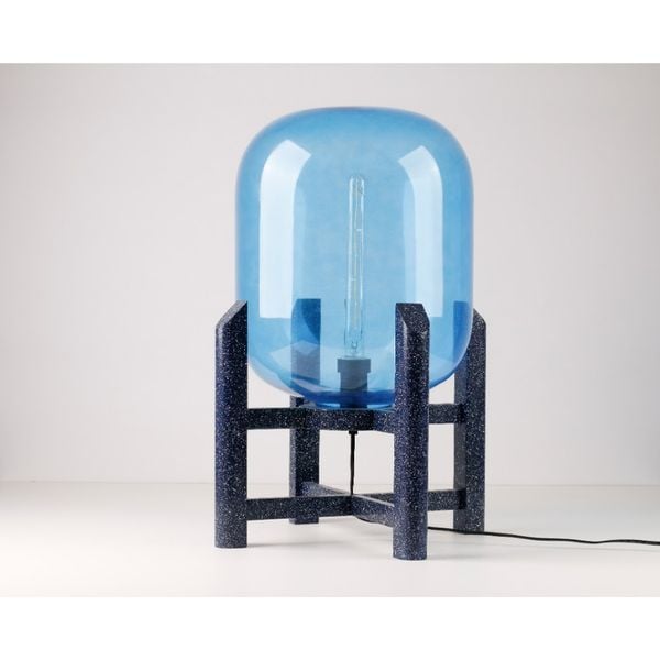  Đèn bàn, chụp đèn cầu thủy tinh màu xanh dương, khung gỗ 4 chân màu xanh dương, 43*43*60 