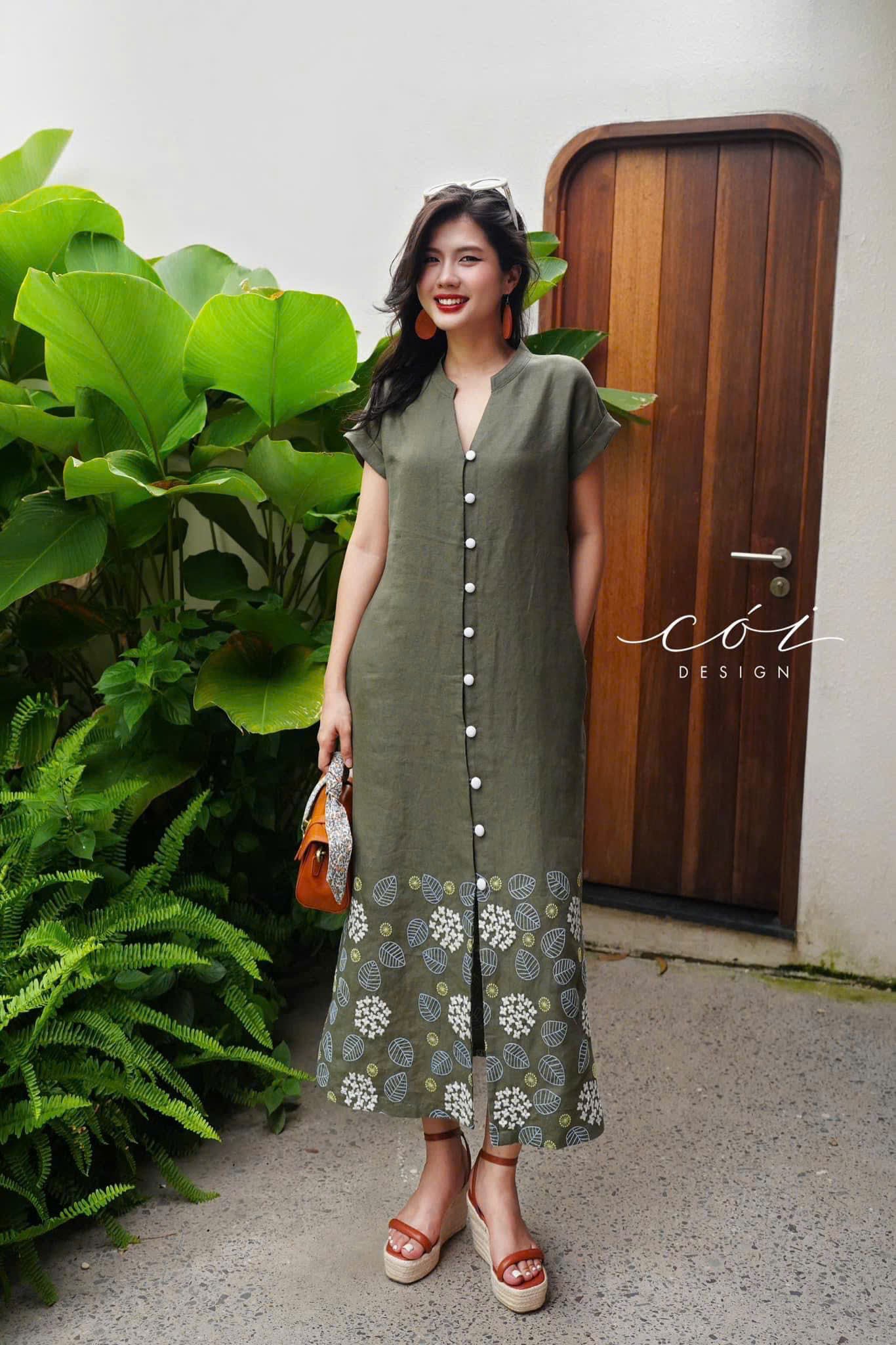 Đầm cổ trụ thêu hoa linen tưng premium Cói Design