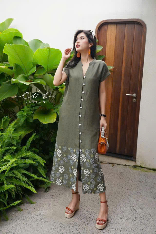 Đầm cổ trụ thêu hoa linen tưng premium Cói Design