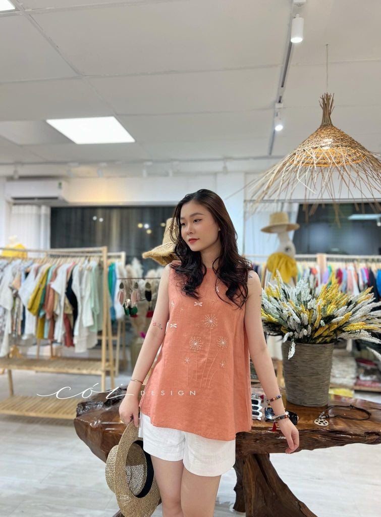 Áo linen sát nách thêu chuồn chuồn Cói Design
