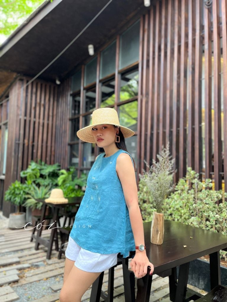 Áo linen sát nách thêu chuồn chuồn Cói Design