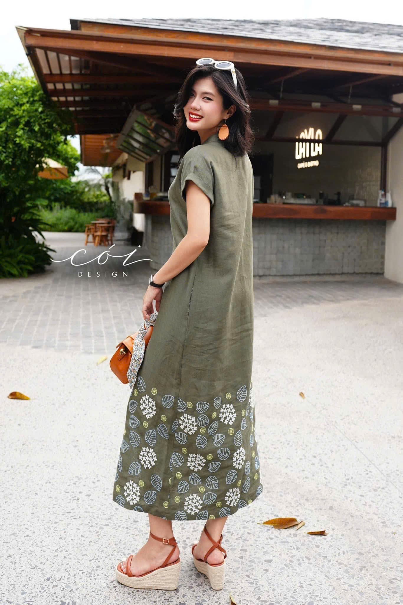 Đầm cổ trụ thêu hoa linen tưng premium Cói Design