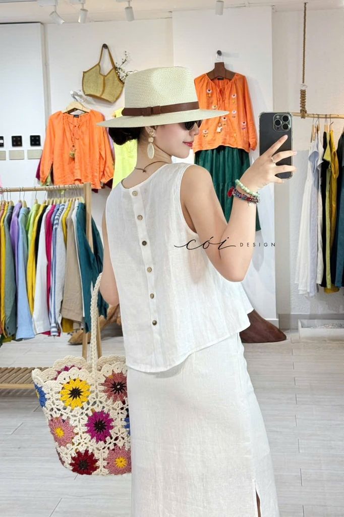 Áo cổ tròn sát nách nút dừa phía lưng Linen tưng premium Cói Design