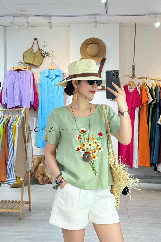 Áo cổ tròn thêu bó hoa Linen tưng premium Cói Design