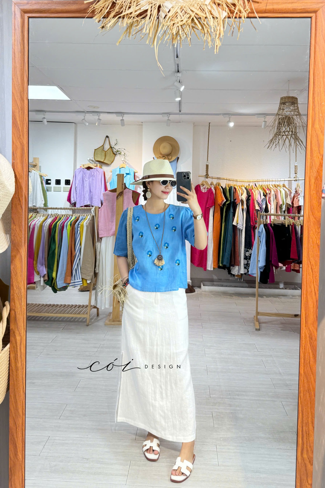 Áo cổ tròn nút lưng thêu hoa linen tưng premium Cói Design