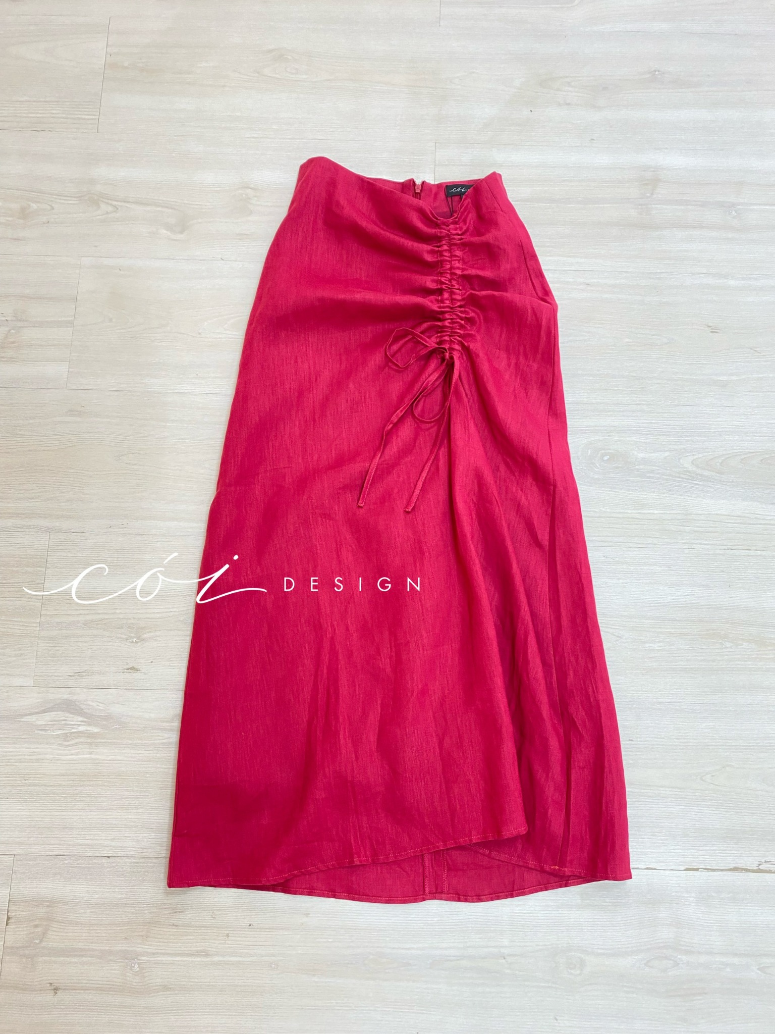 Set áo croptop rút dây vai đi kèm chân váy đuôi cá