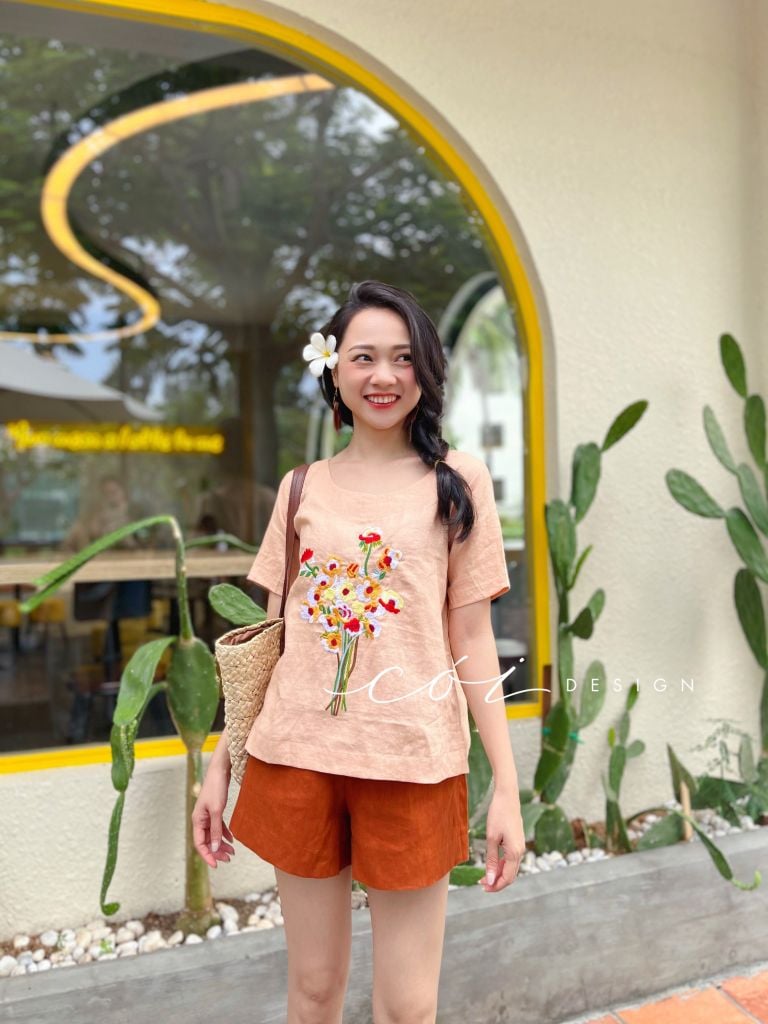 Áo cổ tròn thêu bó hoa Linen tưng premium Cói Design