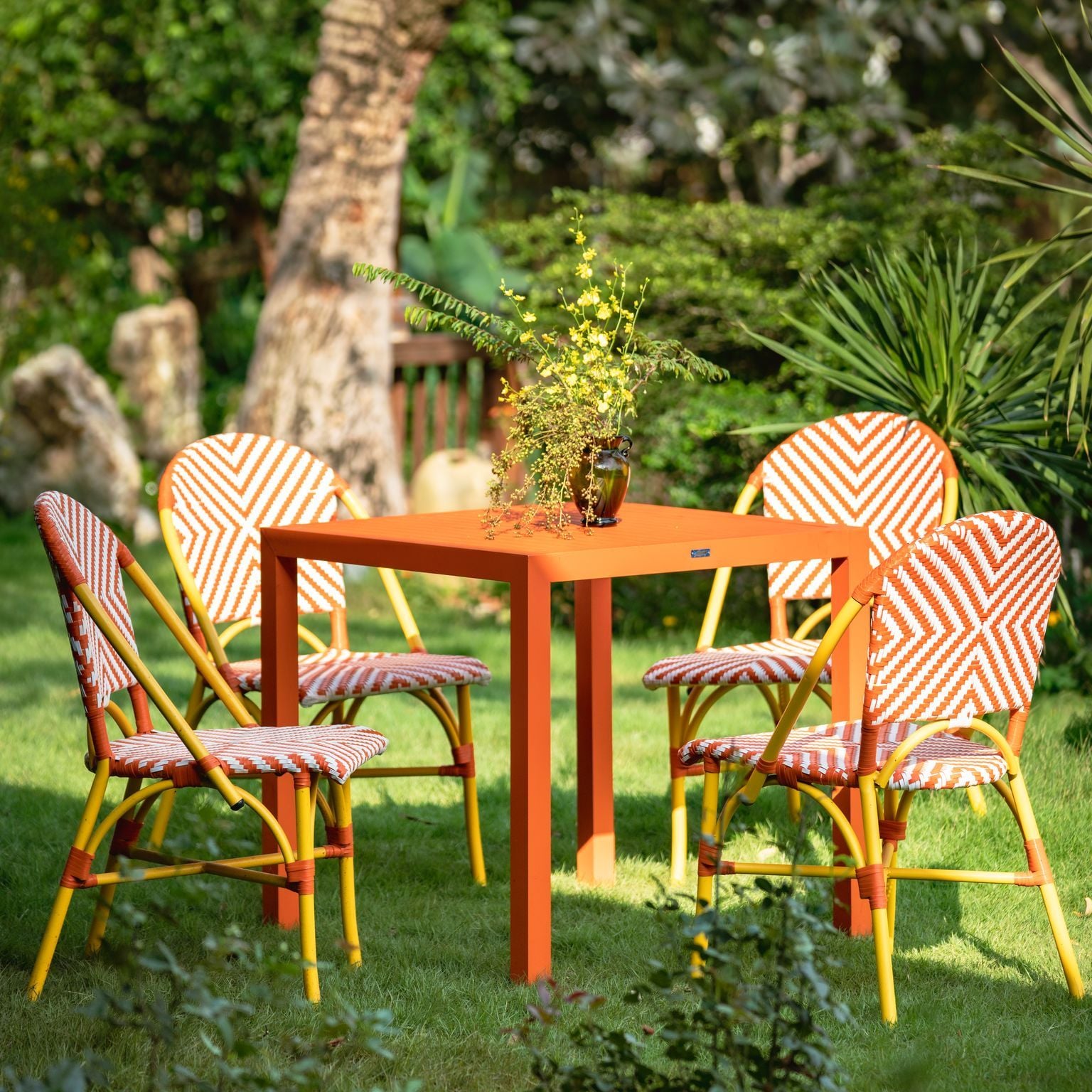  Bàn Ăn Vuông Nhôm Rainbow 