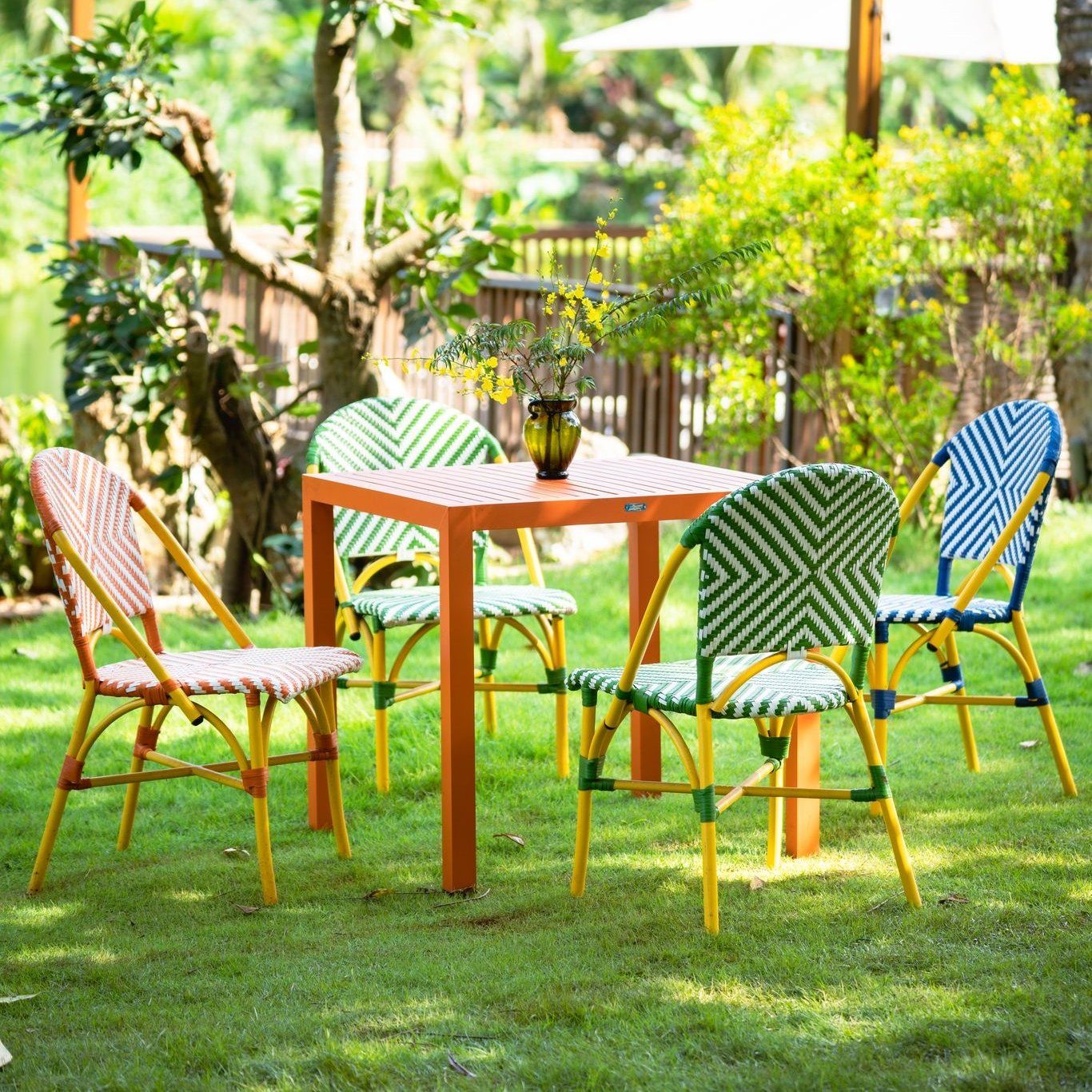  Bàn Ăn Vuông Nhôm Rainbow 