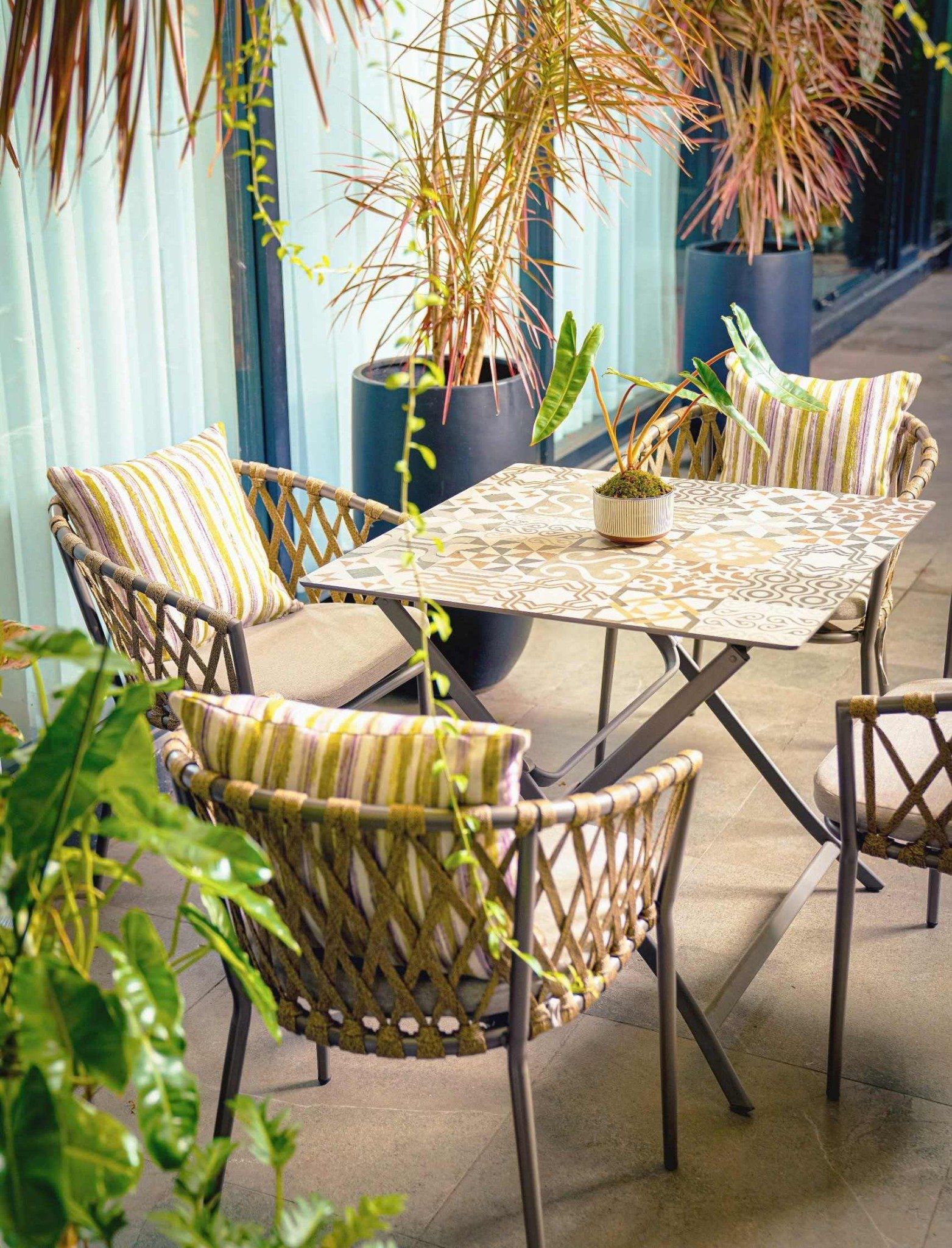  Bàn Ăn Vuông Gốm Marid 