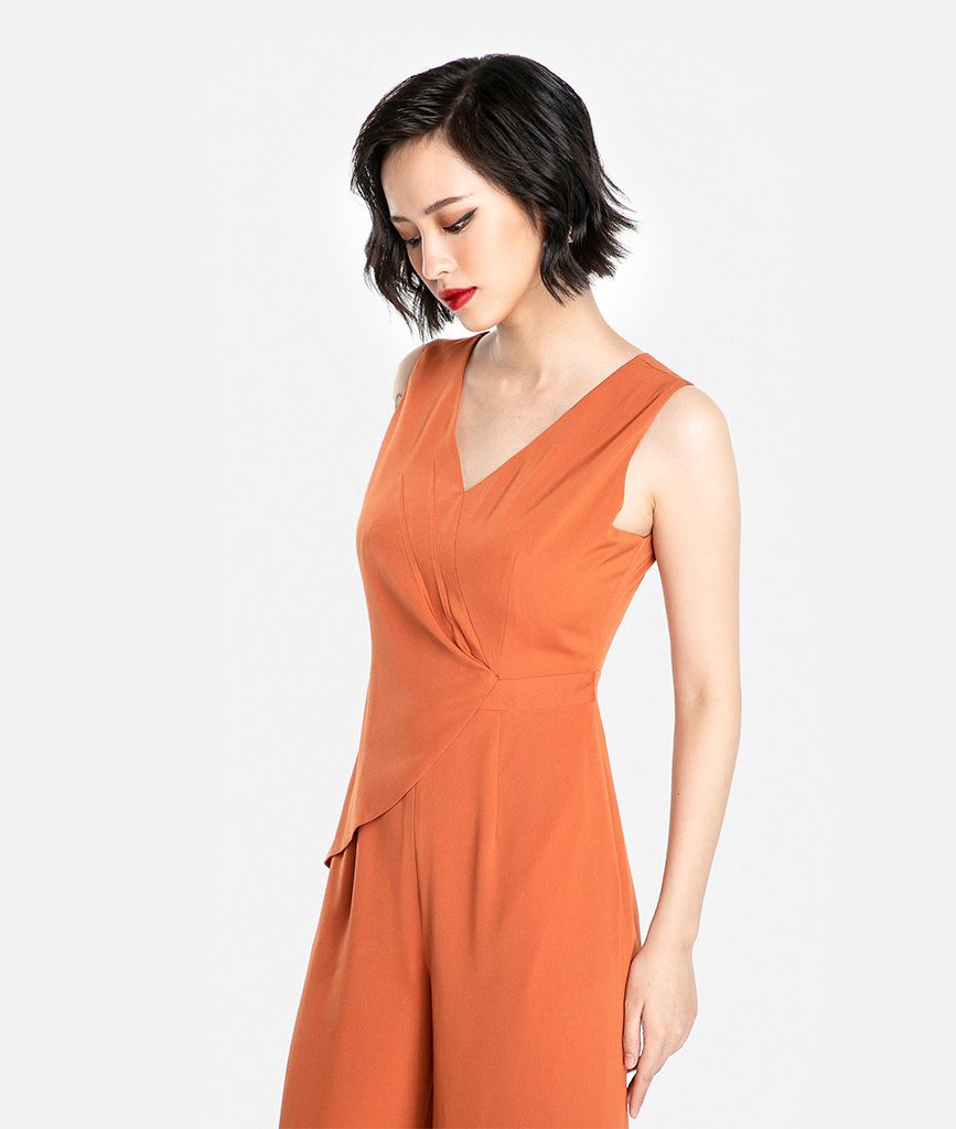 Jumpsuit sát nách vạt đắp