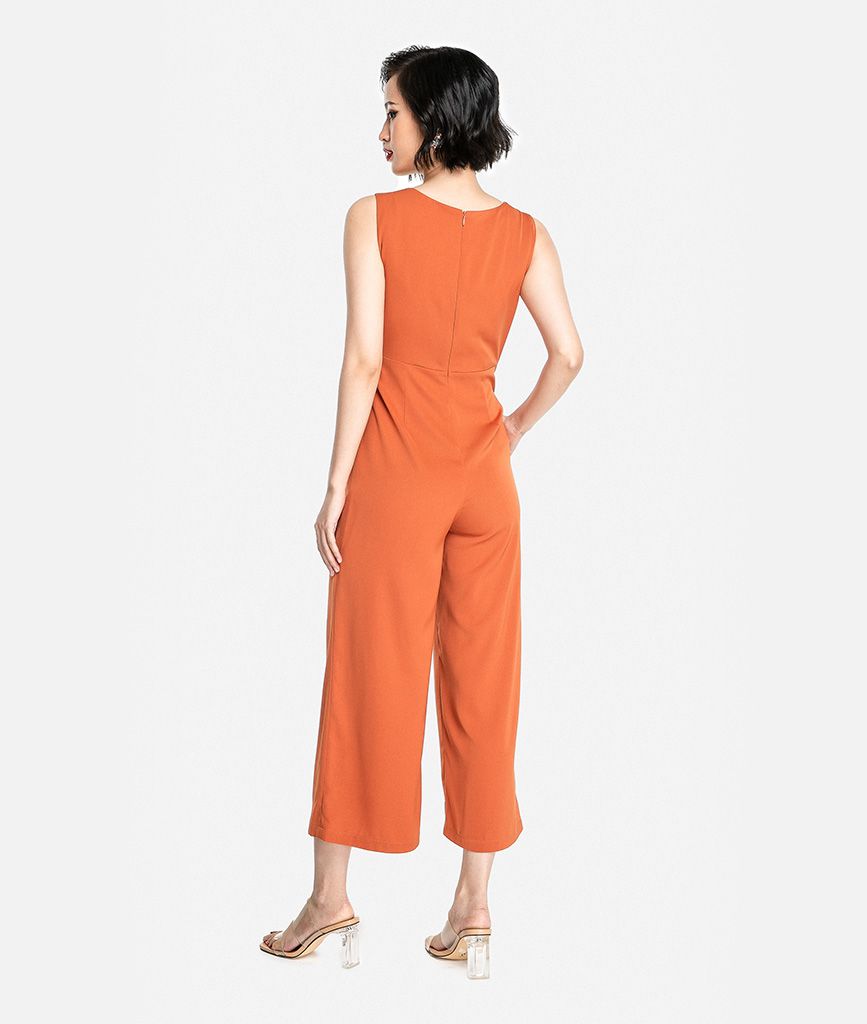 Jumpsuit sát nách vạt đắp