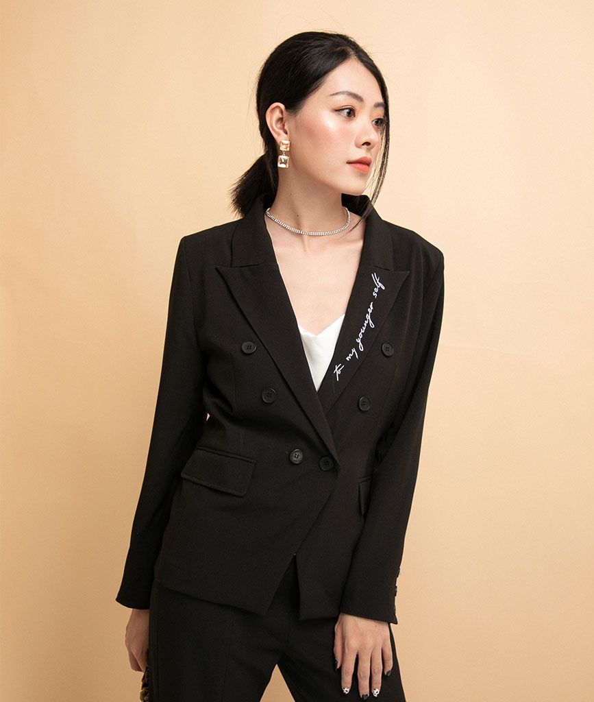 Khoác blazer 2 hàng nút - Lỗi