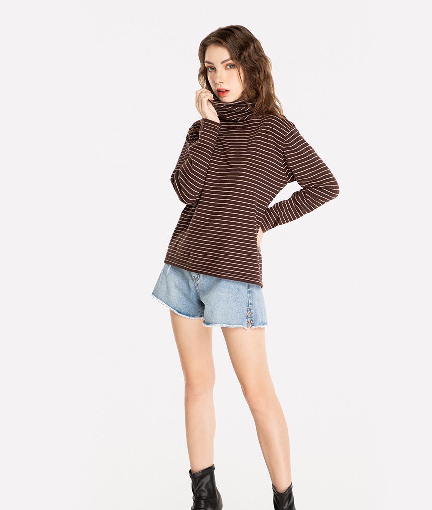 Quần short jean xẻ lai bên