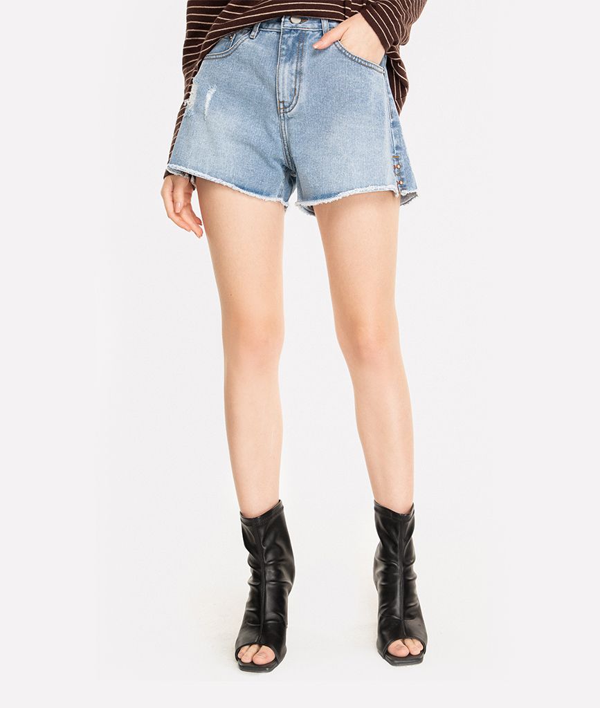 Quần short jean xẻ lai bên