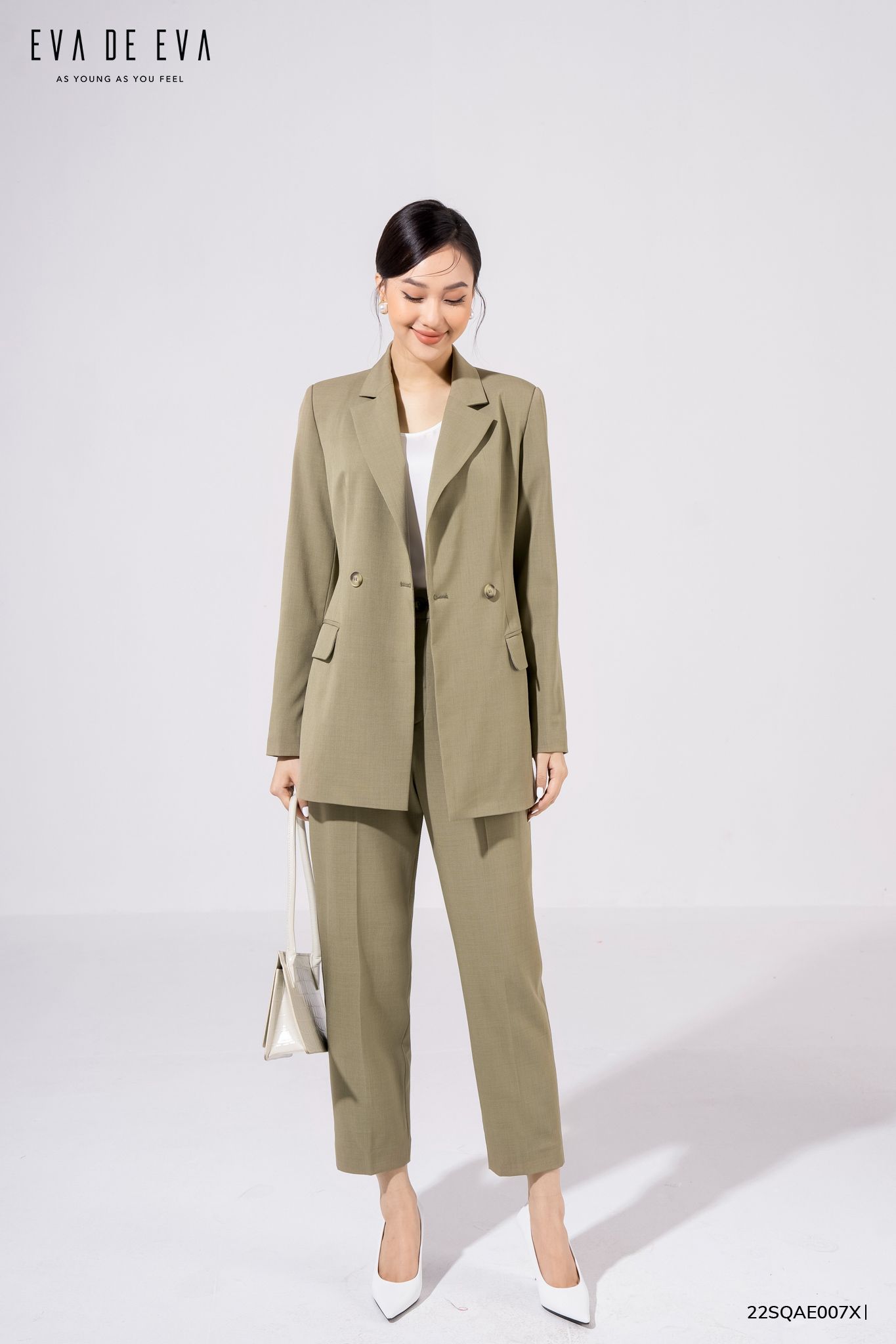 Thanh Hằng chăm mặc vest chuẩn bị tái xuất sàn catwalk hậu đại dịch