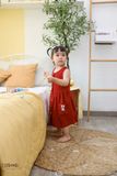  Đầm linen sát nách phối túi bé gái 