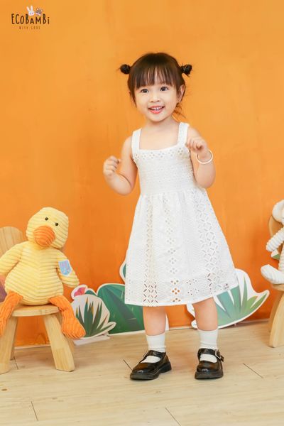  Đầm babydoll hai dây, màu trắng cotton thêu hoạ tiết dành cho bé gái - Ecobambi 