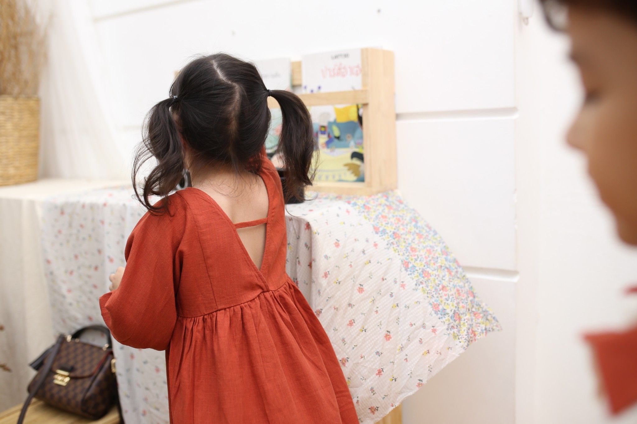  Đầm linen xẻ lưng V bé gái 