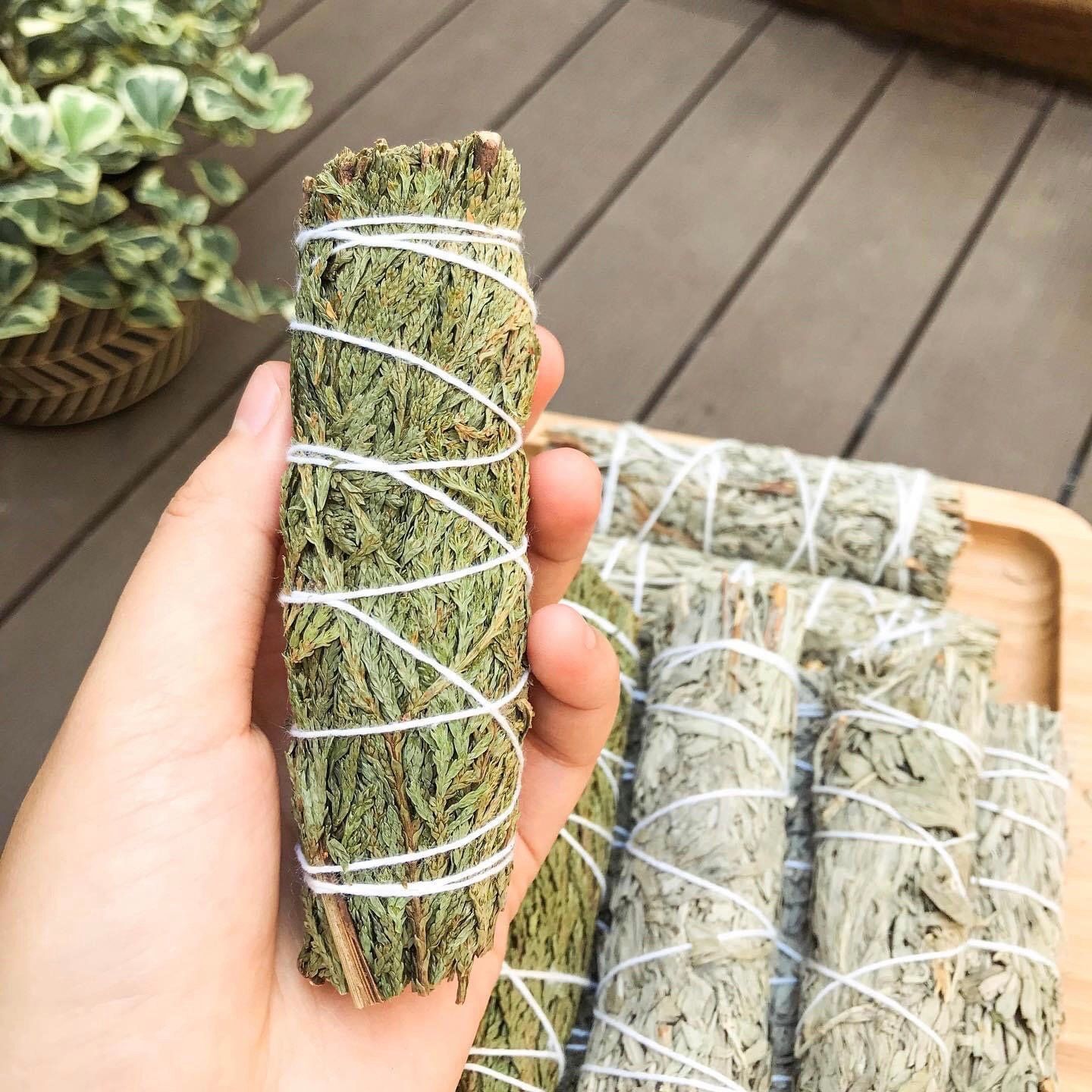  Bó Tuyết Tùng (Cedar Smudge) 