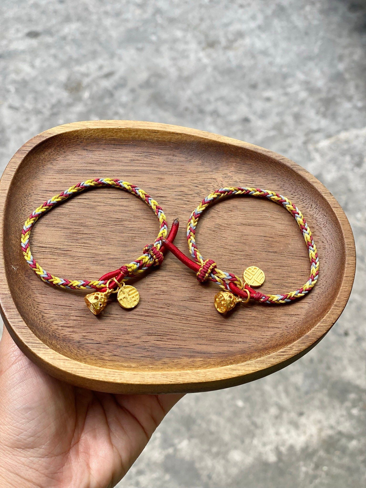  Vòng Tay Dệt May Mắn 
